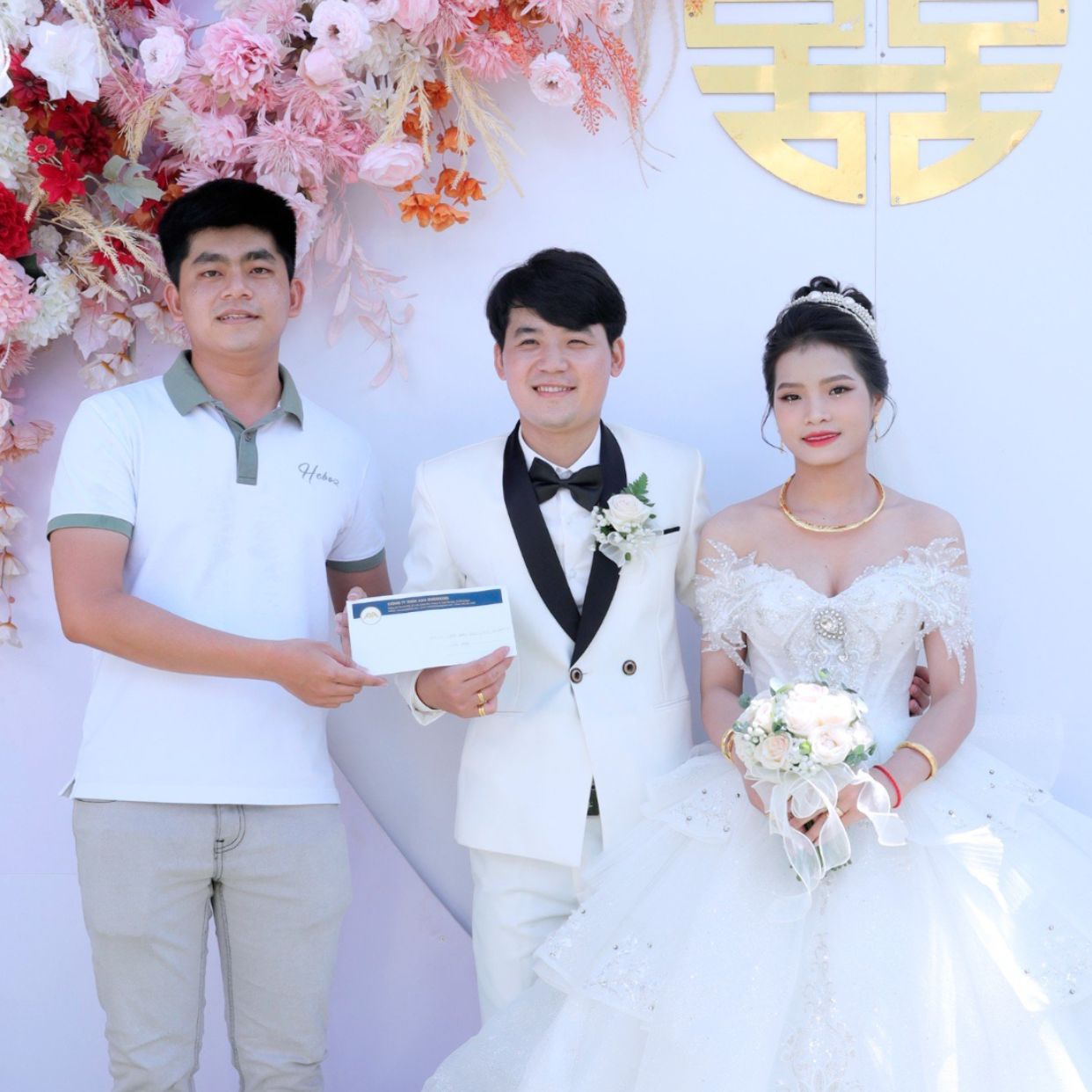 Gordon's Wedding: The New Couple Of The AXA Engineers Family 27 b5175885 ed25 4646 affd a963e9e745a2